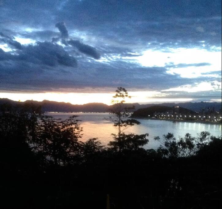 Por De Sol No Mar Da Cama Villa Карагуататуба Екстериор снимка